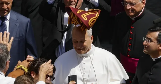 Incident në Romë: Papa goditet me shall në kokë