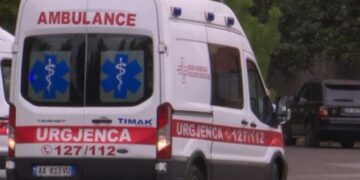 Aksident në Tushemisht, 3 pasagjerët mbeten të lënduar dhe dërgohen me urgjencë në spital
