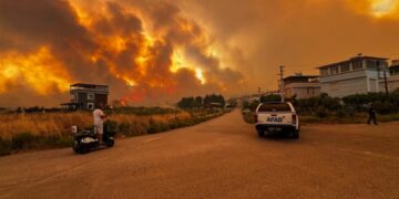 Zjarret e rrezikshme në Turqi/ Mbi 50,000 persona evakuohen nga banesat e tyre