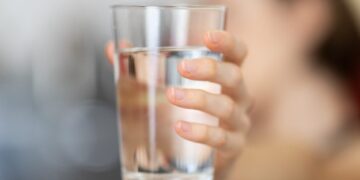 Sa ujë duhet të pimë në ditë?