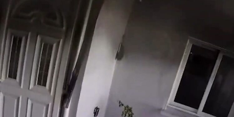 Digjet shtëpia në Vlorë, e moshuara harroi sobën ndezur, zjarrfikësja në vendin e ngjarjes