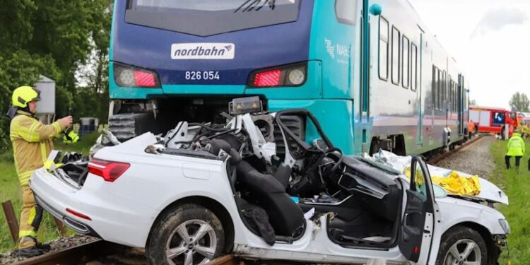 Aksident i rëndë/ Treni përplas një makinën , humb jetën shoferi