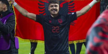 I harruar nga Sylvinho, Muja “sms” lojtarëve: Paçi fat, ndeshja më e rëndësishme e historisë