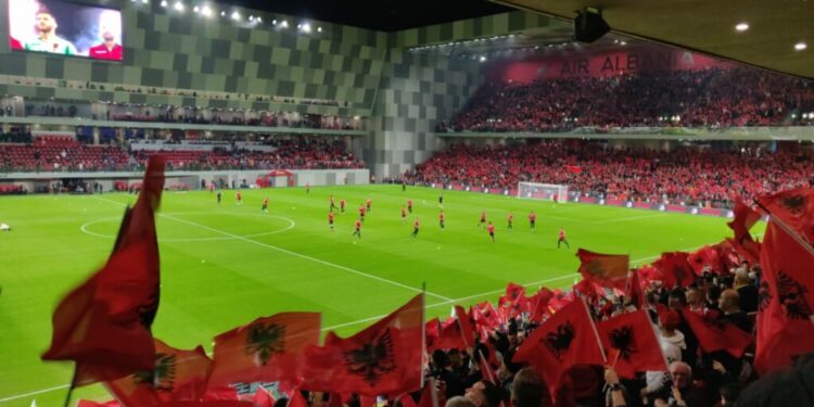 Organizimi për ndeshjen e kuqezinjve ndaj Serbisë, ekran i madh në qendër të Prishtinës