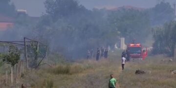 Flakët kërcënojnë burimet e naftës/ Situatë alarmante në Kuçovë, rrezikohen edhe banesat