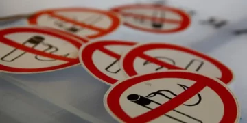 Franca ndalon pirjen e duhanit në plazhe, parqe dhe stacione autobusësh