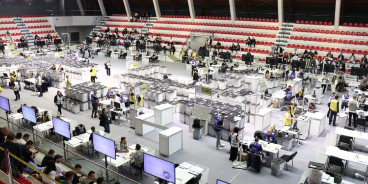 11 maji/ Pas Tiranës nis rinumërimi i votave për Fierin, përfundojnë 31 kuti