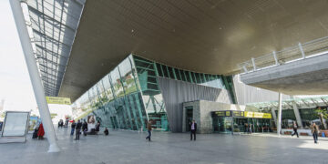 Anulohen fluturimet Tiranë-Tel Aviv, mbyllet edhe ambasada në Tiranë