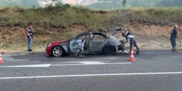 Makina shpërthen në flakë në ecje, zbardhen dyshimet e para