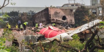 Tragjedi ajrore në Indi, hetuesit: Avionit i ndaluan të dy motorët pas ngritjes