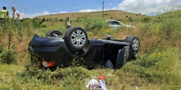 Aksident i rëndë në Maliq, automjeti përfundon i përmbysur në fushë, ja çfarë raportohet