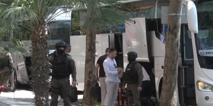 Ekipi serb mbërrin në Shqipëri, masa sigurie dhe agjenda e vizitës