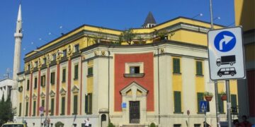 Opozita kërkon shkarkimin e Veliajt, tension në Këshillin Bashkiak