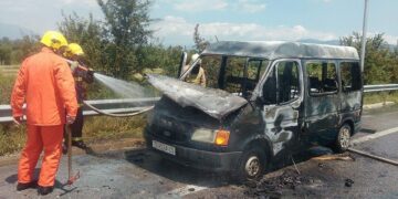 Shpërthen në flakë furgoni në autostradën Fier-Lushnje