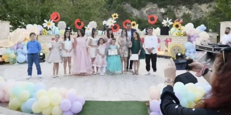 Gjergj Leka sjell “Lulet e Majit”, një festival magjik ku fëmijët ishin yjet e skenës