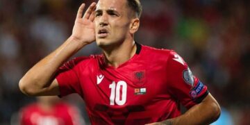 Kuqezinjtë vijojnë përgatitjet, Manaj stërvitet i vetëm larg grupit