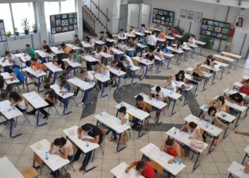 Mbi 27 mijë maturantë testojnë sot njohuritë në provimin e Matematikës
