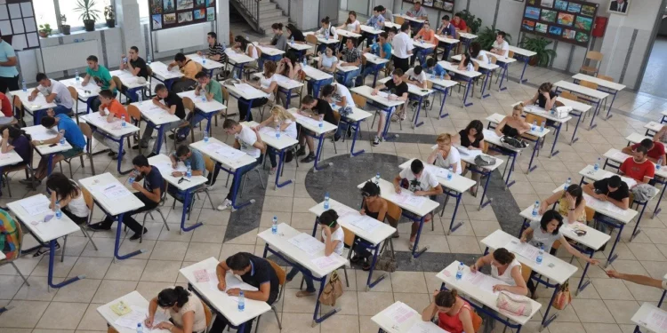 Mbi 27 mijë maturantë testojnë sot njohuritë në provimin e Matematikës