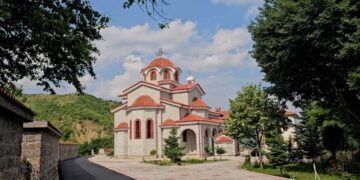 Boboshtica, fshati që të pret me “raki mani dhe buzëqeshje”