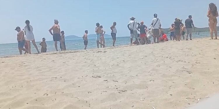 Pushuesi italian humb jetën në plazhin e Zvërnecit