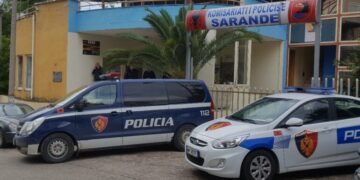 Vodhi një shumë parash dhe dy celularë në një banesë