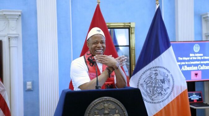 Parada e shqiptarëve në New York, kryebashkiaku Adams vishet kuq e zi: Mezi pres të vij në Shqipëri