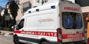 Vlorë/ U vetëplagos me armë zjarri, 35-vjeçari dërgohet për mjekim te Trauma