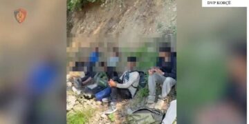 Transportonte drejt Tiranës 8 emigrantë , shpallet në kërkim 26-vjeçari në Korçë