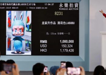 Kukulla Labubu me madhësinë e njeriut shitet për më shumë se 150,000 dollarë