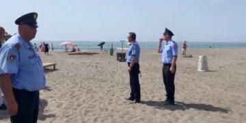 Ishin zënë me çadra dhe shezlongë, policia liron 2 hapësira në plazhin e Golemit