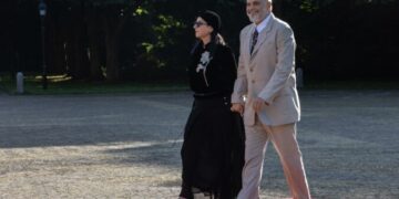 Momenti kur kryeministri Rama mbërrin në darkën zyrtare, shoqërohet nga bashkëshortja