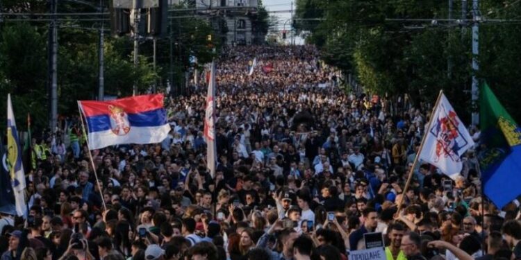 Studentët në Serbi paralajmërojnë mosbindje civile: Nëse nuk shpallen zgjedhjet…