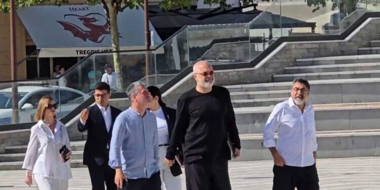 Kryeministri Rama mbërrin në bashkinë e Vlorës, pritet me duartrokitje nga qytetarët