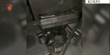 Trafikonin armë nga Kosova në Shqipëri me qëllim shitjen! Sekuestrohen 8 pistoleta, në pranga 2 persona