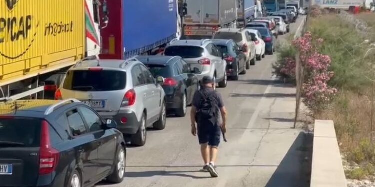 Sezoni turistik nis me vrull, qindra mbërritje në portin e Vlorës nga Italia