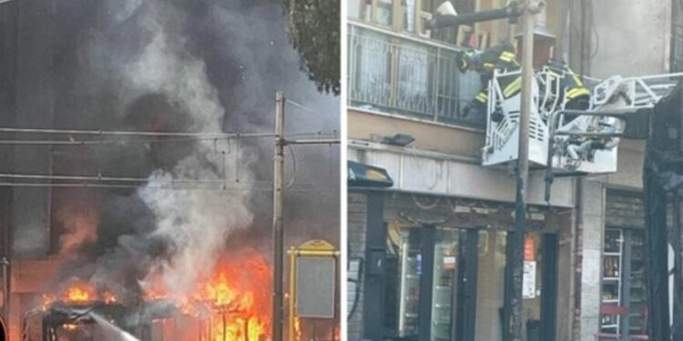 Flakët përfshijnë autobus dhe pallat në periferi