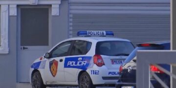 Policia ndjek një makinë pasi kishte dyshime, arrestohet një person me armë zjarri