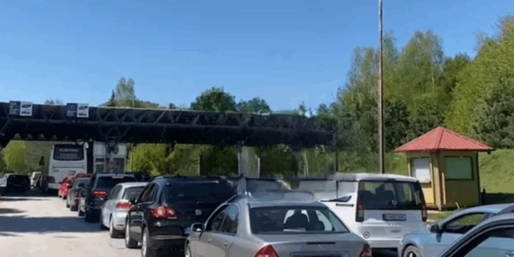 Tension në Qafë Botë: Greqia bllokon kalimin e makinave, qytetarët ecin në këmbë