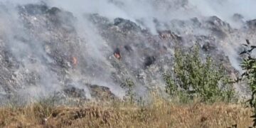 Zjarri në Landfillin e Elbasanit vijon për ditë të tretë – Autoritetet nuk reagojnë