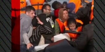 Sulmohet me thika anija me rreth 100 emigrantë në Kanalin Anglez