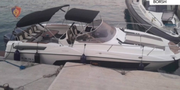 Shkeli perimetrin e sigurisë ujore në Borsh, gjobitet pronari dhe i bllokohet skafi