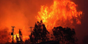 Zjarri në malin e Dukatit vijon prej dy ditësh/ Terreni pengon ndërhyrje