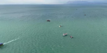 Shpëtoi 2 turistët në Shkodër, por vdiq; kërkohen trupi i kapitenit të anijes