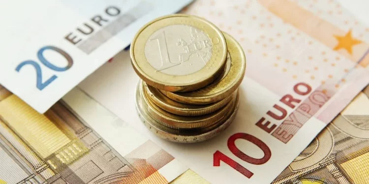 Këmbimi valutor/ Çfarë po ndodh me monedhat e huaja? Me sa po blihen dhe shiten dollari dhe euro