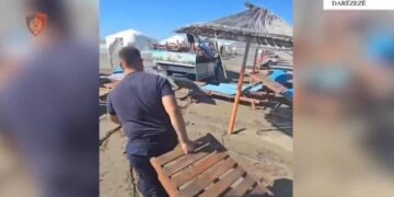 Plazhi i Darëzezës “pastrohet” nga zaptuesit/ Policia sekuestron 90 çadra e shezlongë