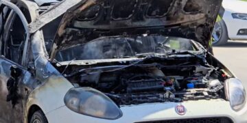 Fier/ Makina përfshihet nga flakët në qendër të qytetit, drejtuesi shpëton pa lëndime