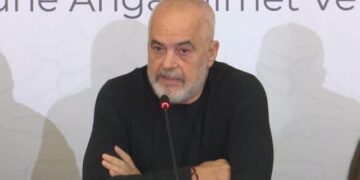 Plazhi në Lungomare i kthehet qytetarëve, Rama fton profesionistët: Bëhuni pjesë e kësaj përpjekjeje