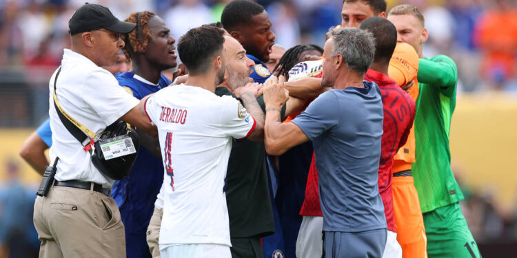 Goditi kundërshtarin pas finales, trajneri i PSG rrezikon pezullimin e gjatë