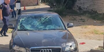 Aksident në Durrës, 50-vjeçari me biçikletë përplaset nga makina nga një i ri dhe dërgohet në spital