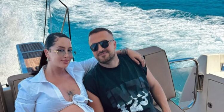 Momentet e para të Dafinës dhe Kreshnikut me djalin